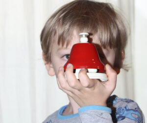 Kind mit Rhytmusinstrument Kind mit Rhytmusinstrument