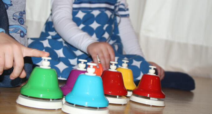 Kinder mit Rhytmusinstrument Kinder mit Rhytmusinstrument